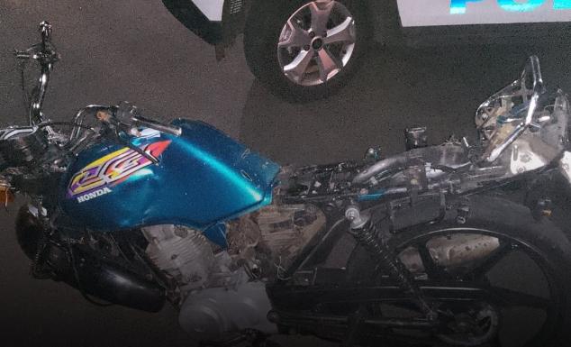 De acordo com relatos de testemunhas, um ônibus do transporte coletivo seguia pela avenida quando foi atingido por uma motocicleta Honda CG Titan verde, que estaria em alta velocidade e não teria respeitado a sinalização de “pare” (Foto/Reprodução)