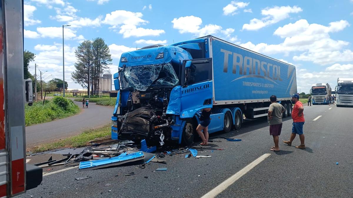 Entre os ocupantes, três pessoas não sofreram ferimentos. Uma vítima, classificada como em estado moderado, foi encaminhada para o Hospital Regional de Uberaba (Foto/Reprodução)