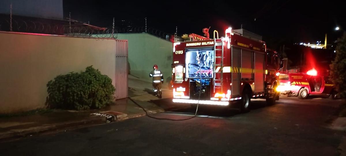 As chamas se propagaram rapidamente e causaram danos à estrutura interna da loja (Foto/Divulgação)