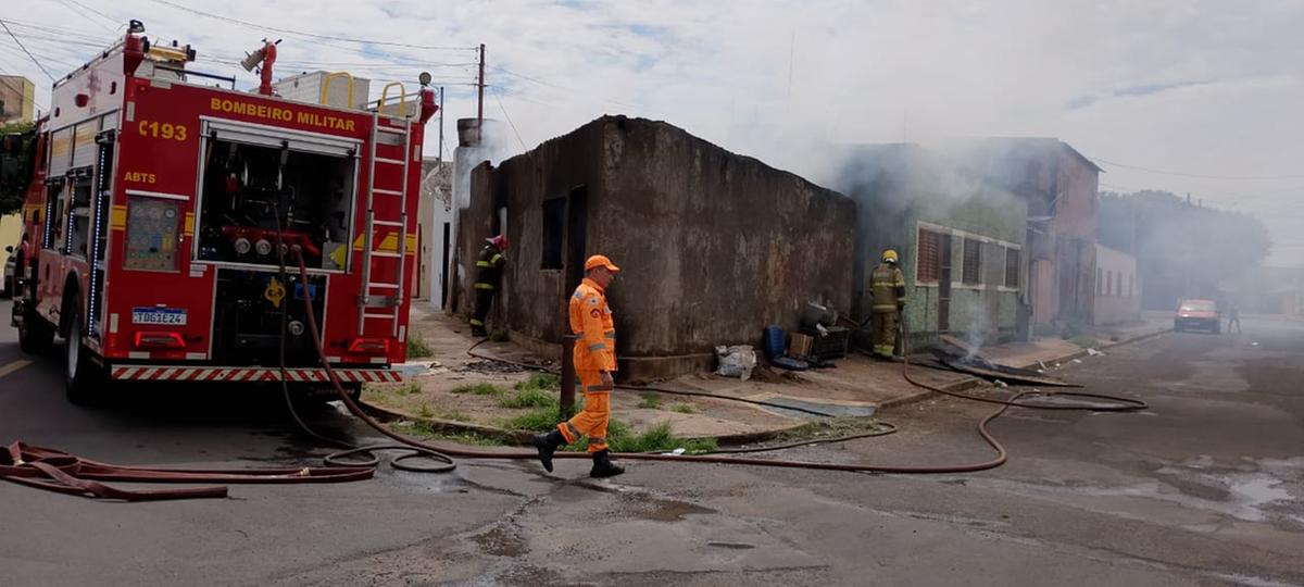 Ação rápida do Corpo de Bombeiros de Uberaba controla as chamas e impede que fogo se espalhe para casas vizinhas (Foto/Divulgação Corpo de Bombeiros)