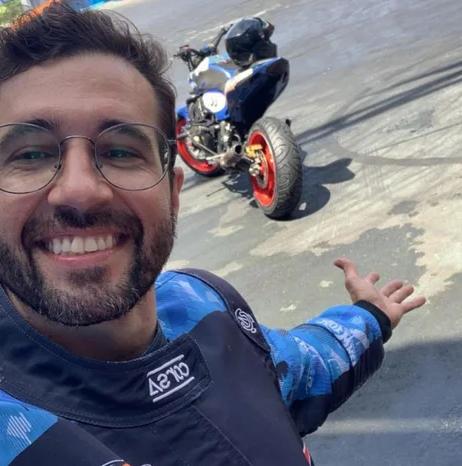 O motociclista colidiu contra uma rampa durante o espetáculo (Foto/Reprodução)