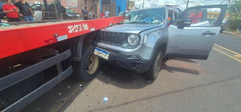 Equipe do Corpo de Bombeiros e Samu presta atendimento às vítimas após a batida na Avenida José Marcus Cherém. (Foto/Divulgação/PMMG)