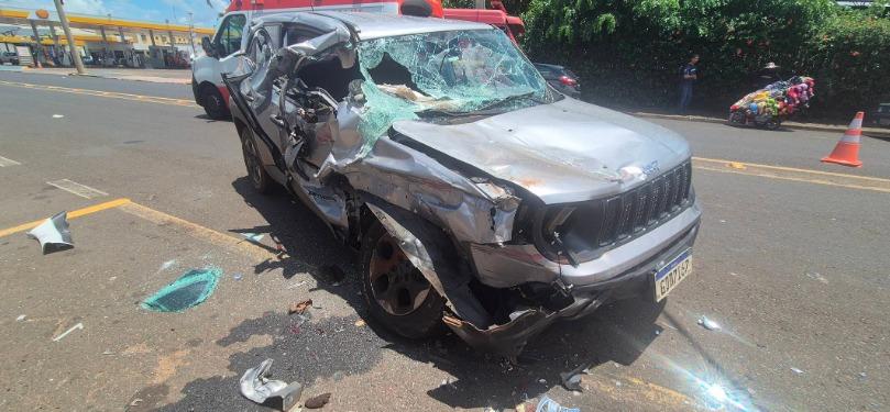 Jeep Renegade ficou danificado após atingir um caminhão estacionado; condutor e passageira foram socorridos com escoriações. (Foto/Divulgação/PMMG)