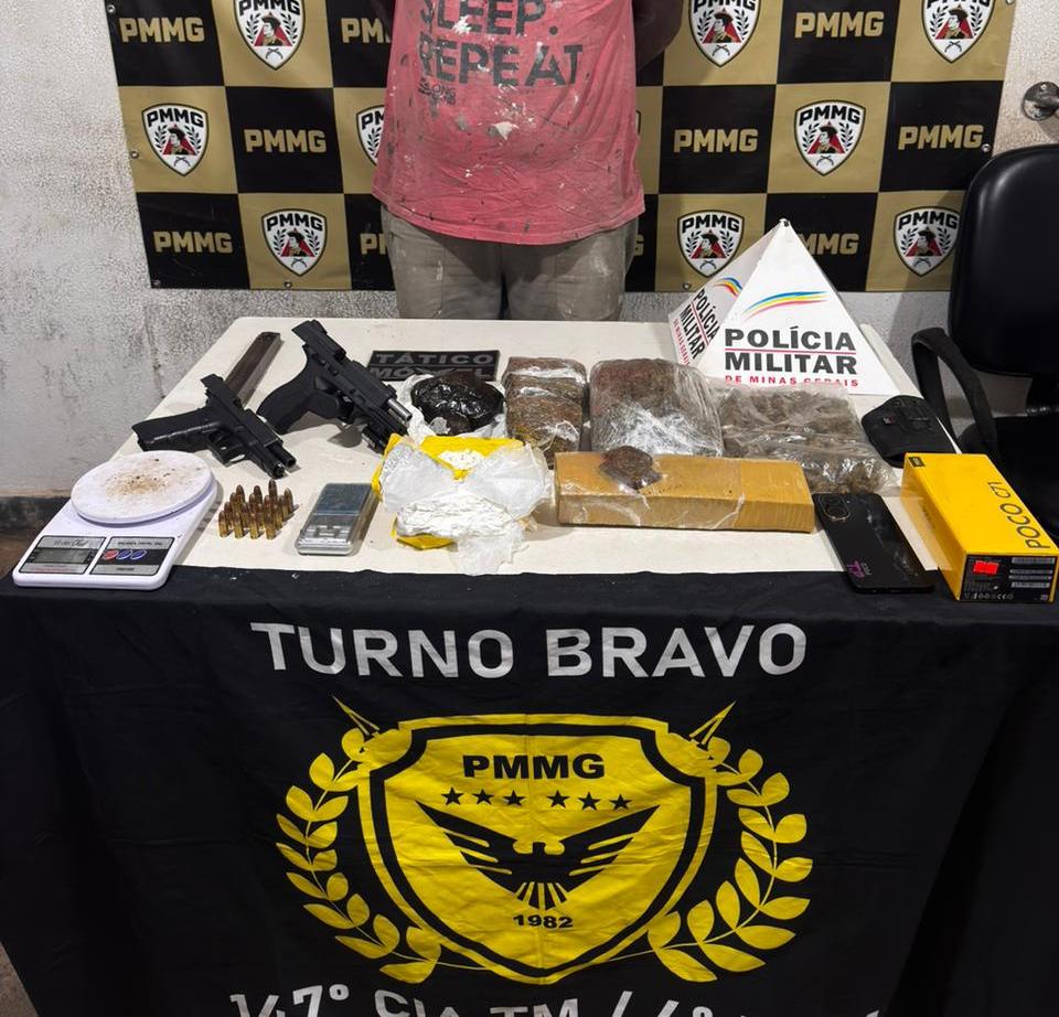 Ação policial flagra entorpecentes, armas de uso restrito e carregador de 40 munições em residência ligada ao suspeito. (Foto/Divulgação/PMMG)