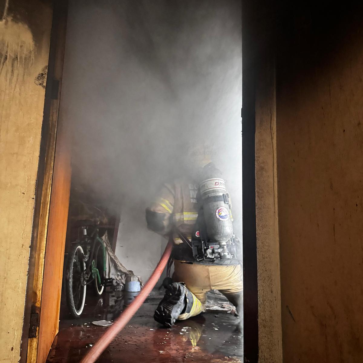 Após o controle das chamas, os militares realizaram ventilação mecânica para dispersar a grande quantidade de fumaça acumulada no apartamento (Foto/Divulgação)