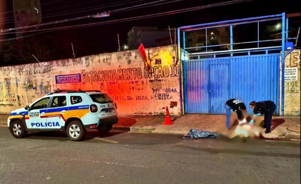 A perícia técnica da Polícia Civil esteve no local, realizou registros fotográficos e recolheu vestígios. As equipes isolaram a área até a retirada do corpo pelo Instituto Médico-Legal (IML). (Foto/Divulgação/PMMG)