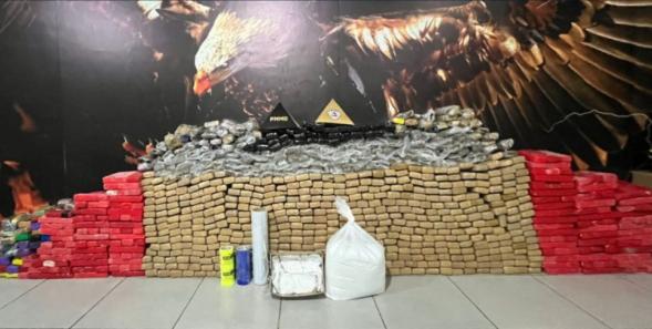 Dentro da casa, os militares encontraram 1.007 barras de maconha (Foto/Divulgação)