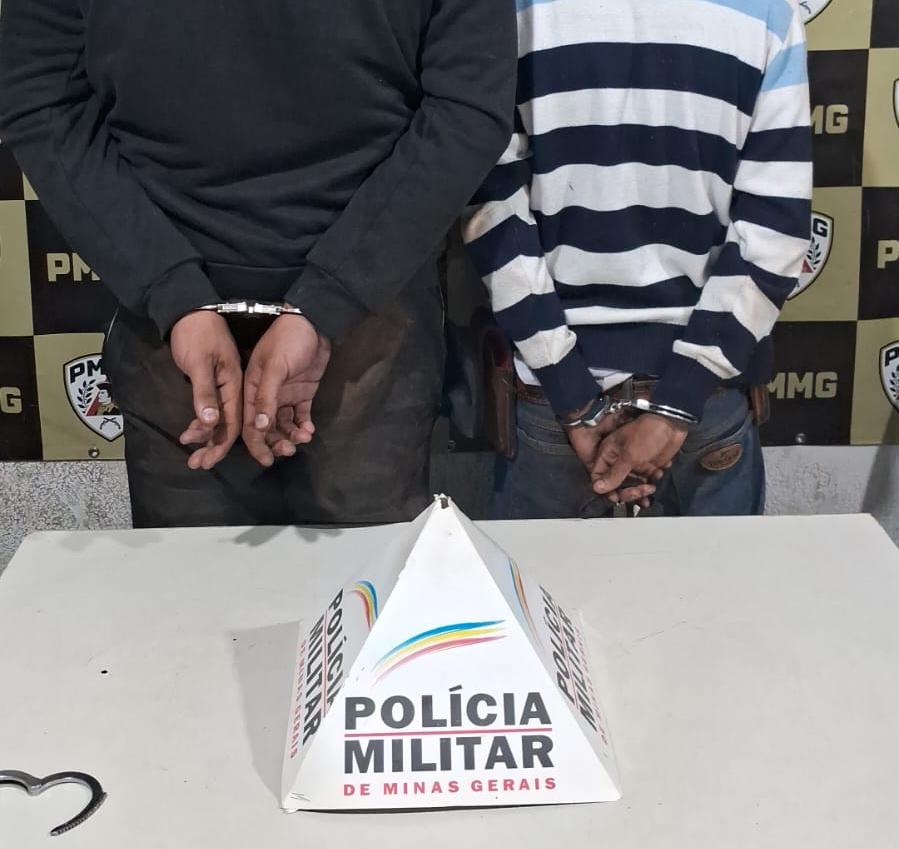 Dupla é detida após tentativa de fuga em moto durante patrulhamento da PM. (Foto/Divulgação/PMMG)