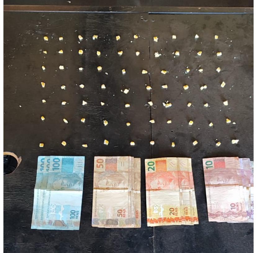 Suspeito foi detido com 70 pedras de crack e mais de R$ 1 mil em dinheiro. (Foto/Divulgação/PMMG)