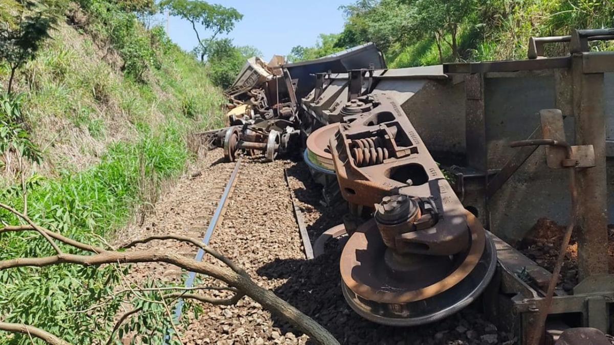 Vagões carregados com soja ficaram tombados e descarrilados às margens da ferrovia, em trecho próximo a Aramina (SP), após acidente envolvendo composição que seguia de Uberaba para o Porto de Santos (Foto/Divulgação)