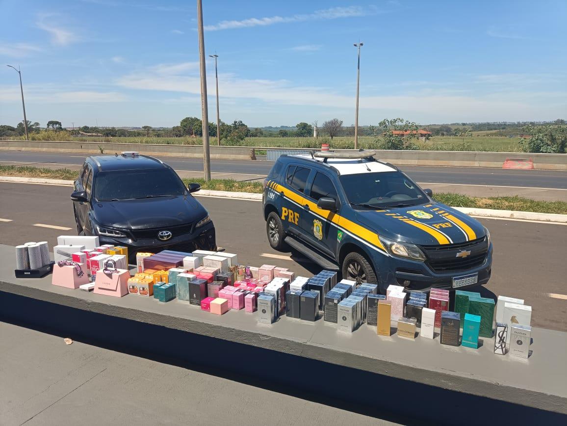 Além dos medicamentos, a PRF encontrou nas bagagens diversos produtos eletrônicos e perfumes, todos de origem irregular (Foto/Divulgação)