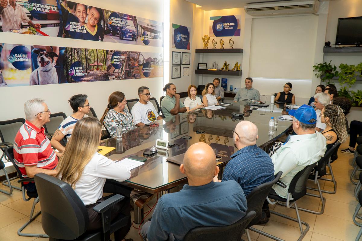 Representantes do Observatório Urbano, instituições ligadas ao setor educacional e lideranças comunitárias estiveram no gabinete da prefeita para conhecer o projeto, que será submetido a audiência no dia 11 (Foto/Alfredo Neto/PMU)
