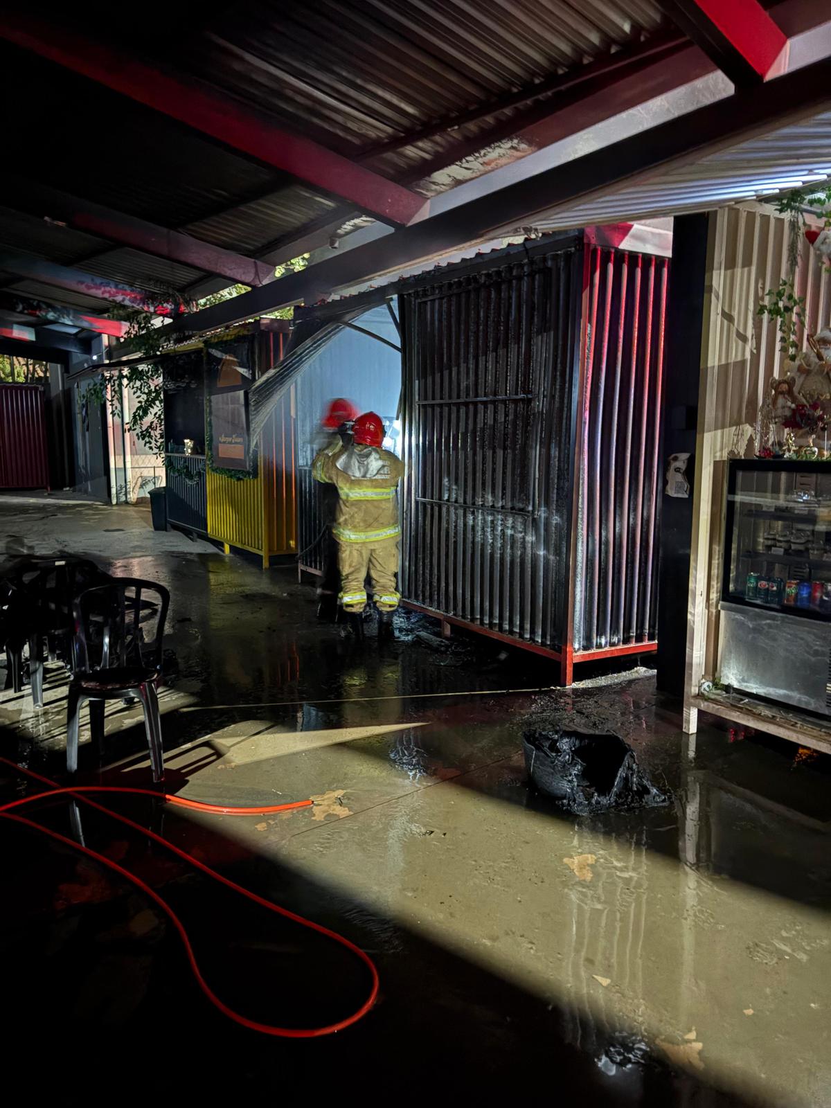 Quando os bombeiros chegaram, o contêiner já estava completamente tomado pelas chamas, oferecendo risco de propagação para os estabelecimentos vizinhos (Foto/Divulgação)