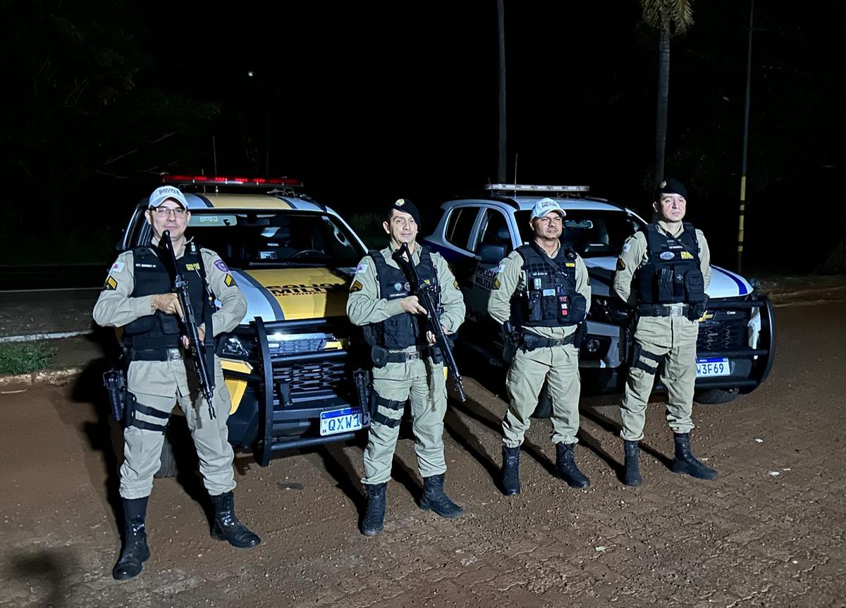 Militares da PM e PRV montam blitz rigorosa na divisa entre MG e SP durante a Operação Divisa Segura. (Foto/Divulgação/PMMG)