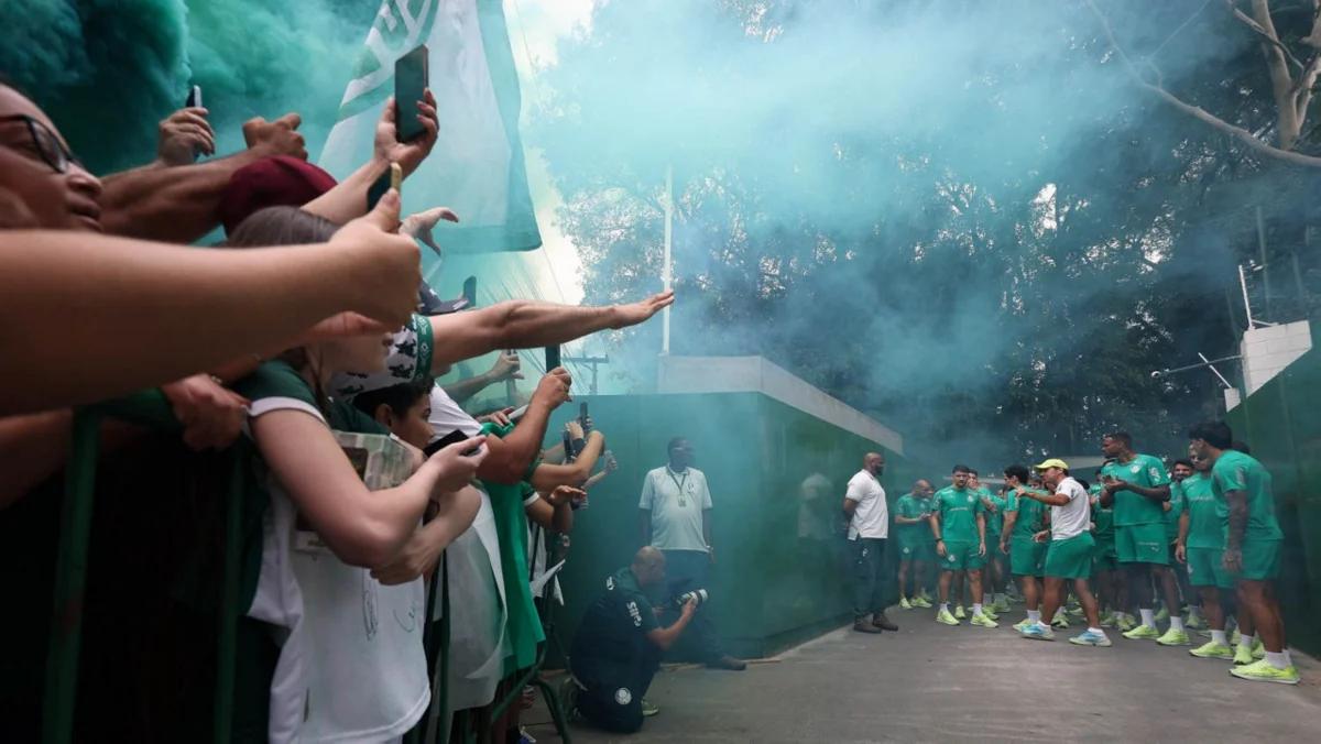 A torcida do Palmeiras foi até a Academia de Futebol para se despedir do clube antes da final da Copa Libertadores (Foto/César Greco)
