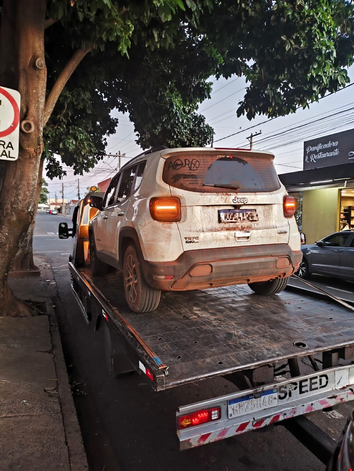 Suspeito é preso por receptação qualificada ao ser flagrado conduzindo veículo furtado na avenida Ramid Mauad. (Foto/Divulgação/PMMG)
