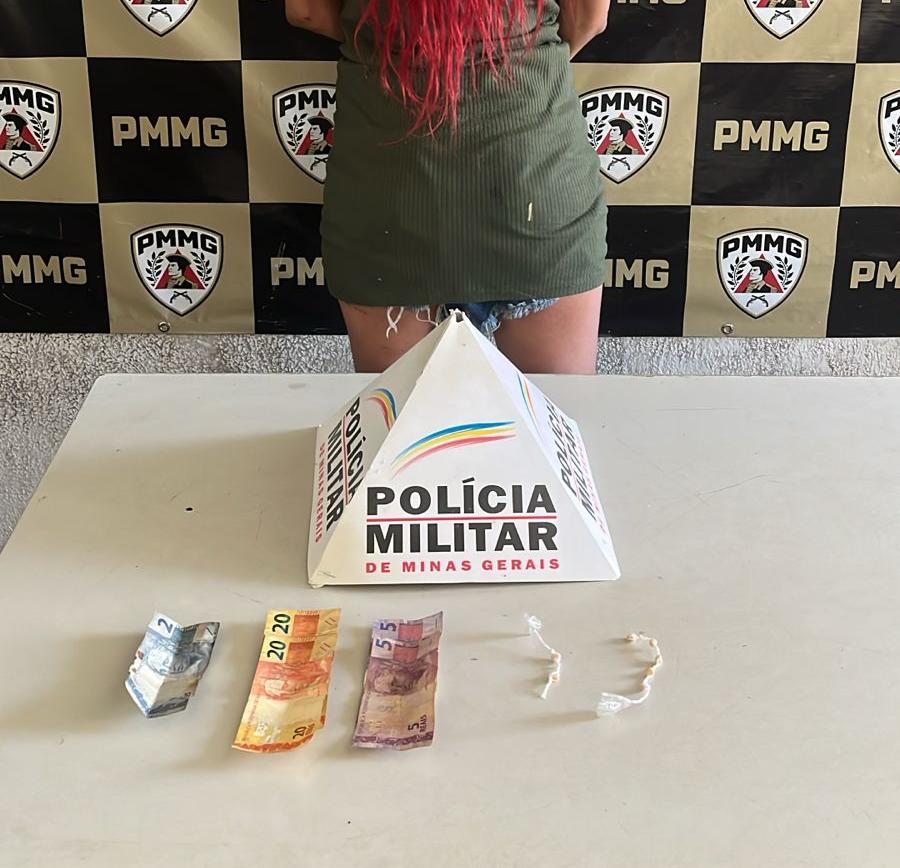 Polícia Militar apreende sete pedras de crack e detém mulher em ponto conhecido pelo tráfico. (Foto/Divulgação/PMMG)