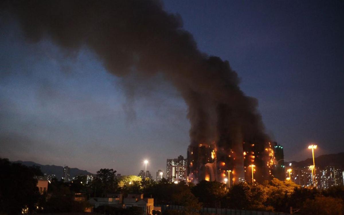 Uma investigação foi aberta para apurar as causas do incêndio, incluindo o uso de andaimes de bambu e redes plásticas consideradas altamente inflamáveis (Foto/Reprodução)
