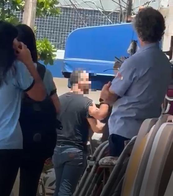 A PM teve acesso a imagens de câmera de segurança de um comércio próximo, nas quais o agente público aparece descendo do veículo e gesticulando de forma incisiva em direção aos adolescentes (Foto/Reprodução)