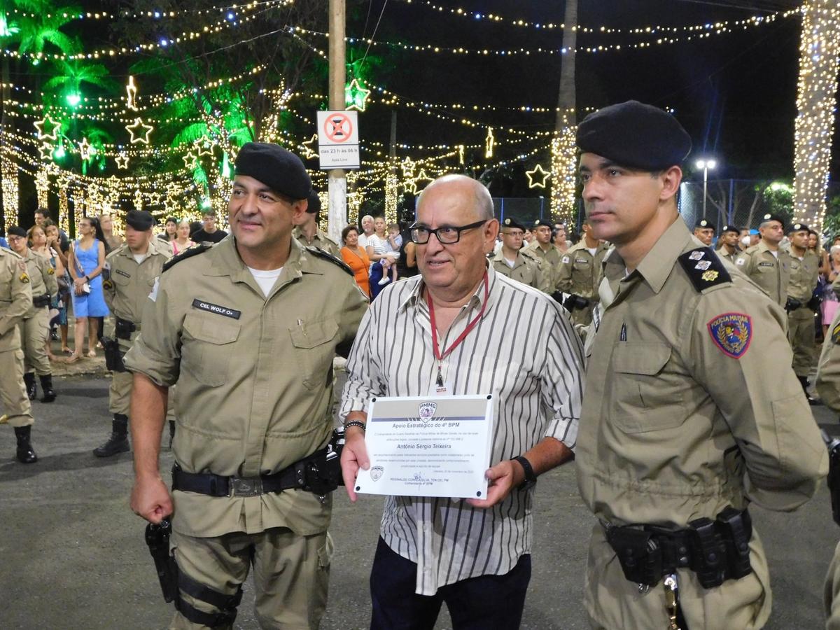 Durante a celebração dos 116 anos do 4ºBPM, o jornalista Antônio Sérgio Teixeira recebe Certificado de Apoio Estratégico, ladeado por autoridades militares (Foto/Divulgação)