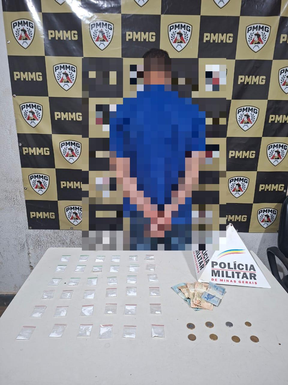 Polícia Militar apreendeu 36 papelotes de cocaína e prendeu suspeito que entregava drogas disfarçado de entregador de delivery em Uberaba. (Foto/Divulgação/PMMG)
