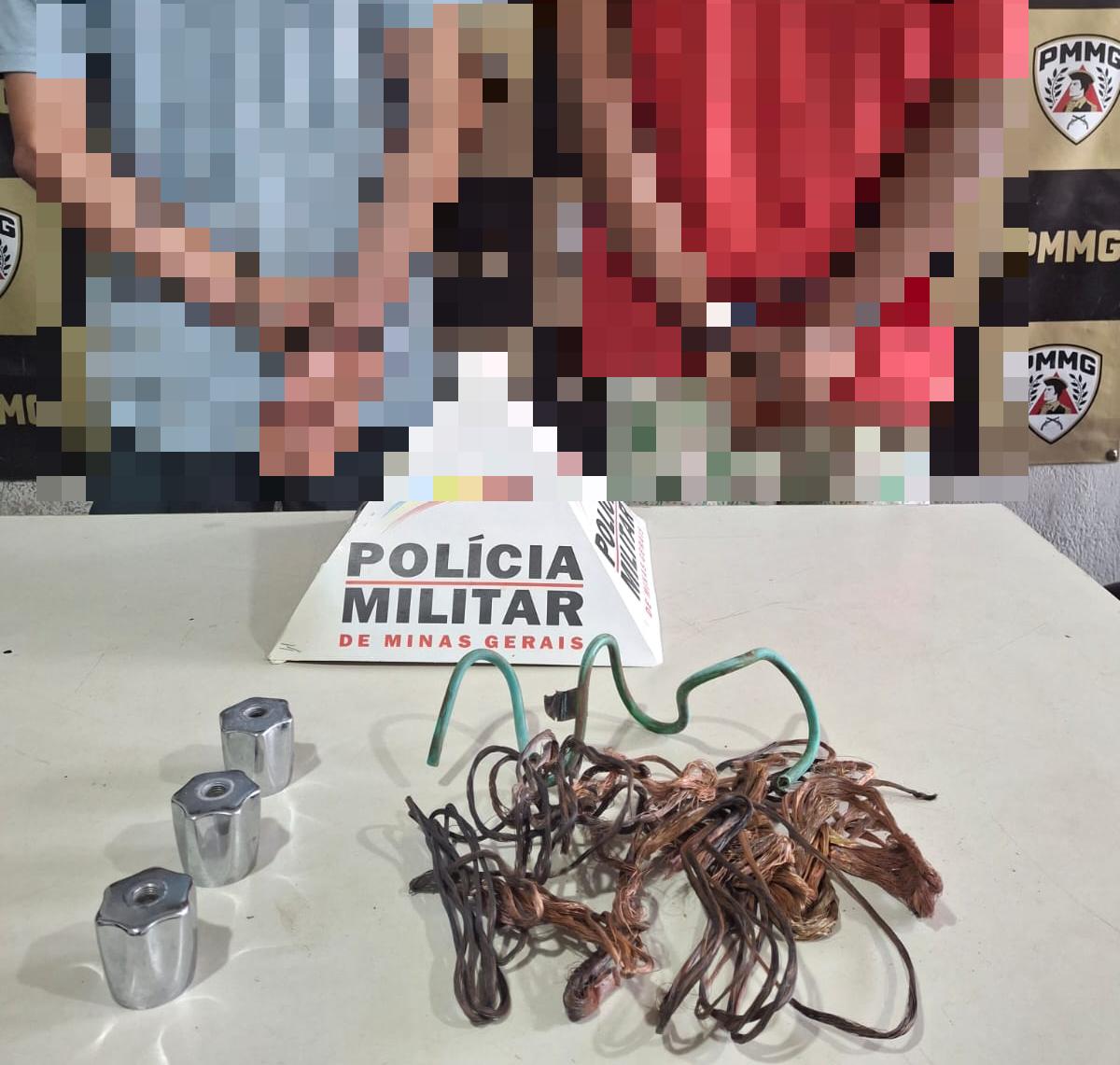 Polícia Militar prende dois suspeitos de furto em residência na Rua João Pessoa e recupera objetos subtraídos. (Foto/Divulgação/PMMG)