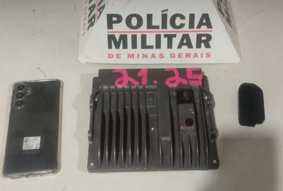 Bloqueador de sinal apreendido com o suspeito; dispositivo impede o travamento do veículo e facilita furtos em segundos. (Foto/Divulgação/PMMG)