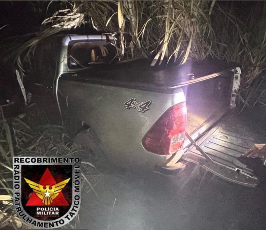 Toyota Hilux furtada é localizada pela Polícia Militar escondida em meio a um canavial na zona rural de Veríssimo. (Foto/Divulgação/PMMG)
