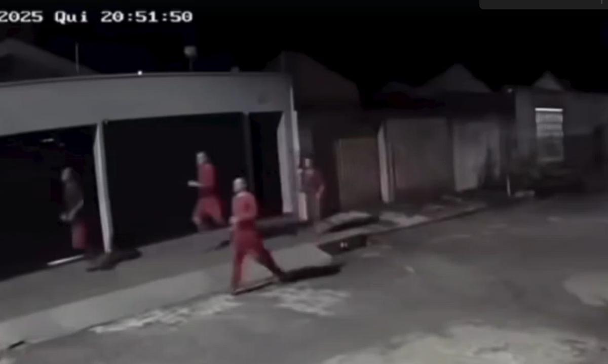 Vídeo mostra os quatro detentos correndo em uma rua da cidade (Foto/REPRODUÇÃO/REDES SOCIAIS)