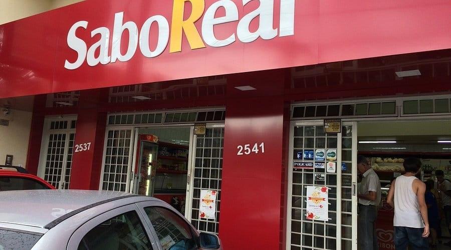 Fachada de uma das lojas da Panificadora SaboReal, na avenida Leopoldino de Oliveira, que na quinta-feira (27) celebrou 50 anos de uma trajetória marcada por trabalho, sabor, qualidade e respeito; uma história que atravessa gerações da família Caixeta Rib (Foto/Divulgação)