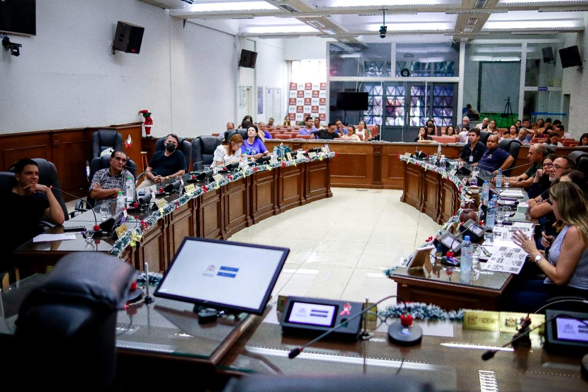 Equipe da Assessoria Geral de Orçamento e Controle e da Secretaria de Governo esteve ontem no plenário da Câmara para esclarecer pontos relativos às emendas impositivas (Foto/Rodrigo Garcia/CMU)
