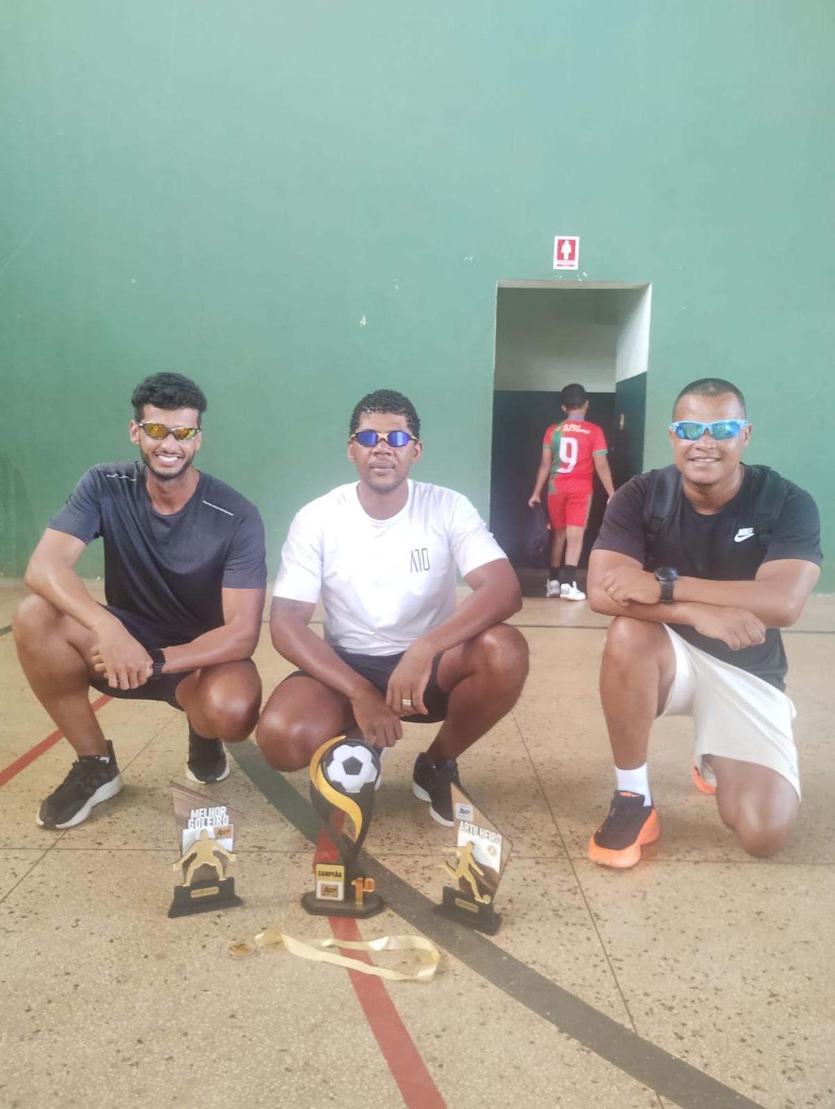 Denilson Miranda, Luiz Faria e William Marques, comemoram resultados obtidos por alunos do projeto Craques da Bola (Foto/Divulgação)