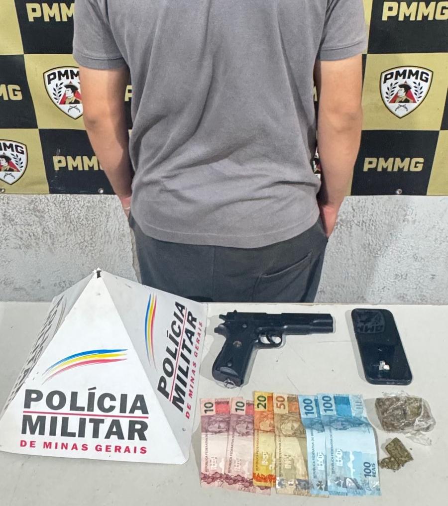 Polícia Militar apreendeu drogas, simulacro de arma e veículo durante abordagem na Avenida Deputado Marcos Cherem. (Foto/Divulgação/PMMG)