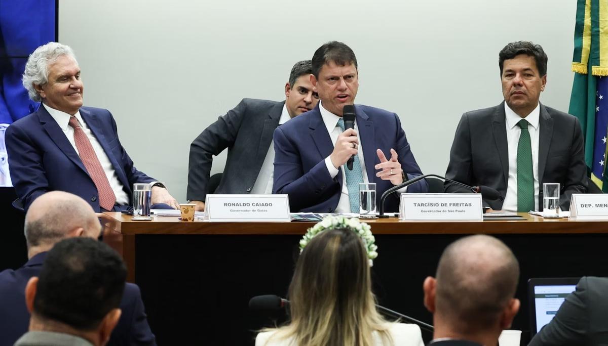 Comissão especial que analisa PEC da Segurança Pública com os governadores de Goiás, Ronaldo Caiado, e de São Paulo, Tarcísio de Freitas (Foto/Lula Marques/Agência Brasil)