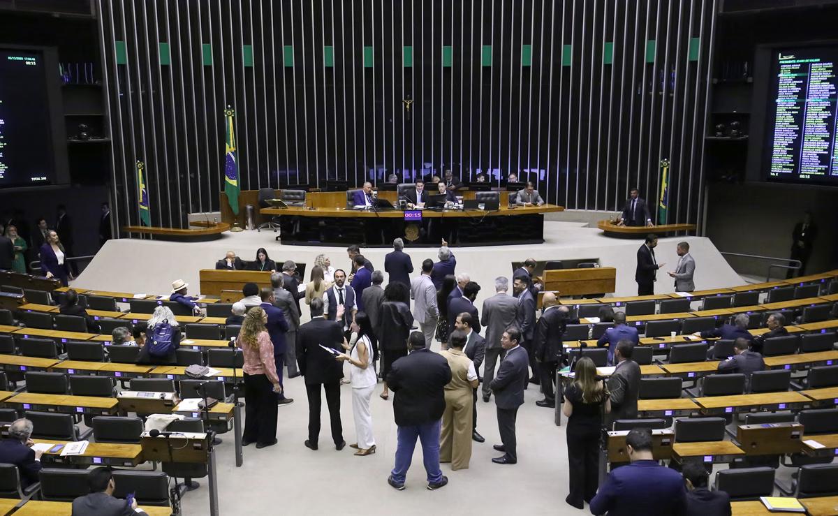 Foram 412 votos favoráveis à isenção de IPVA em 1º turno, e 397 em 2º turno nesta terça-feira (2/12) (Foto/Kayo Magalhães/Câmara dos Deputados)