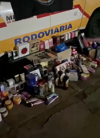 Após levantarem suspeitas, os policiais vistoriaram o automóvel e localizaram diversos itens novos, entre eles 15 aparelhos iPhone e uma quantidade de cosméticos (Foto/Reprodução)