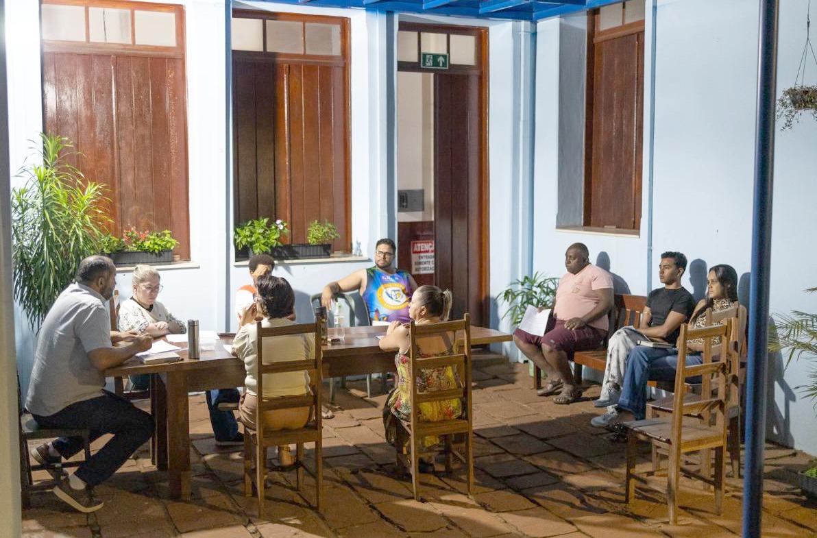 Representantes das escolas de samba participaram da reunião que aprovou o regulamento do Carnaval 2026, marcando o retorno oficial da competição após 12 anos. (Foto/Divulgação/SEGOV/DECOM-PMS)