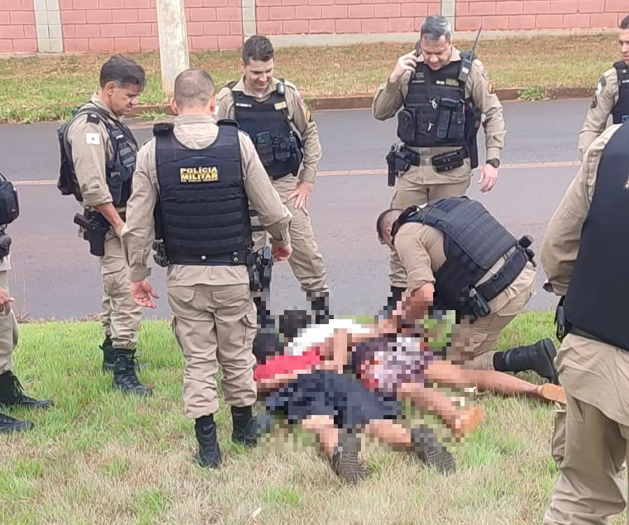 Militares realizam a abordagem dos suspeitos durante operação que resultou na prisão de um jovem e na apreensão de um adolescente, além da recuperação de motocicletas furtadas (Foto/Divulgação)