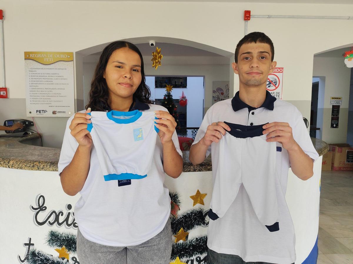Feti transforma uniformes antigos em roupas de bebê e doa para mães carentes (Foto/Divulgação PMU)