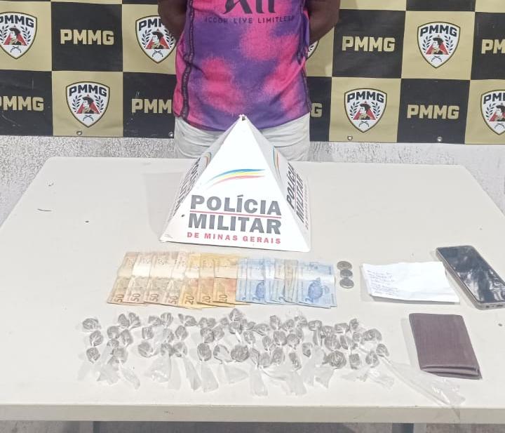 Momento em que o homem é levado pela PM após ser flagrado tentando dispensar sacola com 56 buchas de maconha em galinheiro de prédio. (Foto/Divulgação/PMMG)