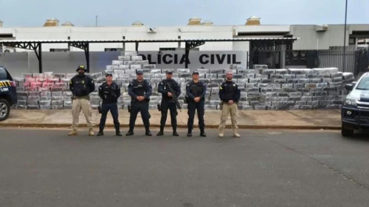 O motorista foi preso em flagrante por tráfico de drogas. Ele, o caminhão e o material apreendido foram encaminhados à Polícia Civil (Foto/Divulgação)