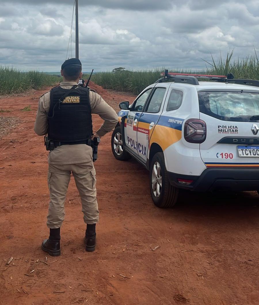 Os socorristas encontraram um homem com ferimentos graves, incluindo hematomas e lesões que aparentavam ter sido causadas por pauladas e facadas (Foto/Divulgação)