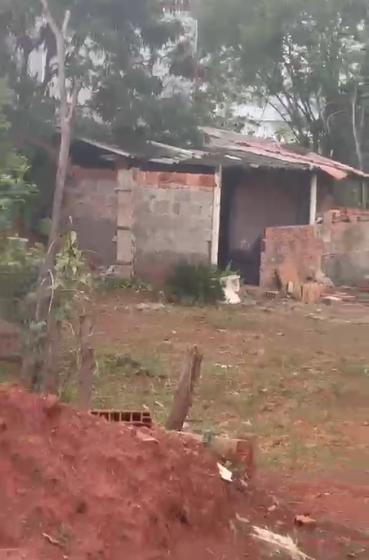 De acordo com os relatos, o local teria sido invadido algumas vezes e segue sem qualquer intervenção do Município (Foto/Reprodução)