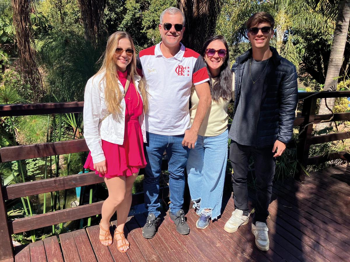 Osvaldo Júnior vai passar seu aniversário hoje recebendo muito carinho da mulher, Mônica Gondim e dos filhos, Henrique Gondim Cruz e Nayara Gondim (Foto/Arquivo pessoal)