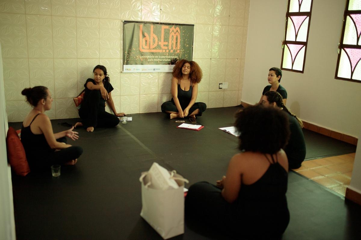 Participantes do LabEM apresentam experimentações cênicas na Mostra Final, no Teatro Experimental de Uberaba. (Foto/Divulgação/Renata Reis)