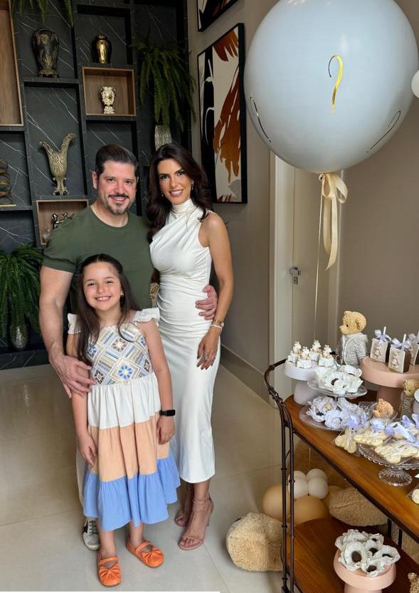 Renato Abrão, Adriana Treme e a doce Ciça tiveram momento especial para revelar que a família está à espera de uma princesa. (Foto/Reprodução)