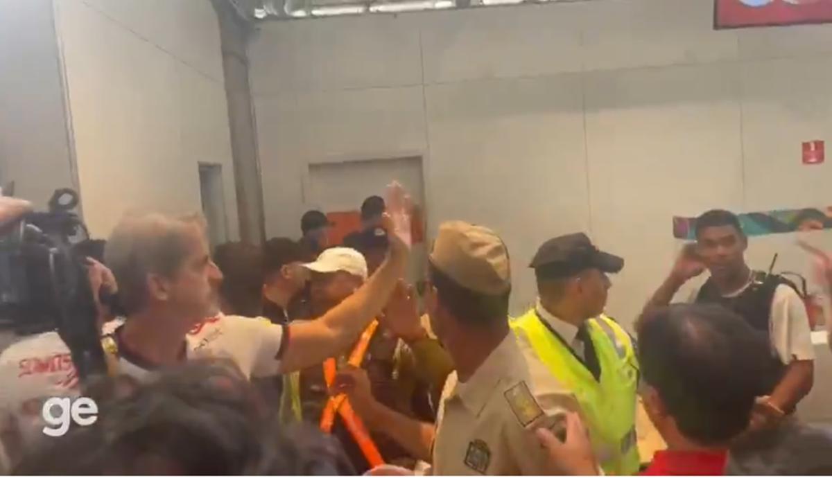 Torcedores tentam se aproximar do elenco e confronto com a PM interrompe embarque no Galeão (Foto/GE)