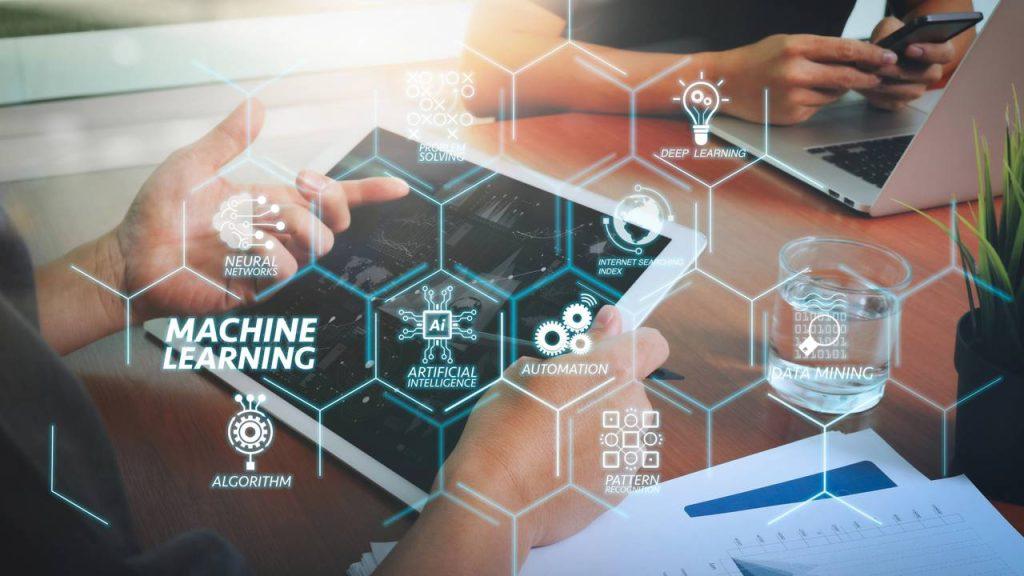 Com forte demanda por profissionais ligados à tecnologia, análise de dados e gestão estratégica (Foto/Divulgação)