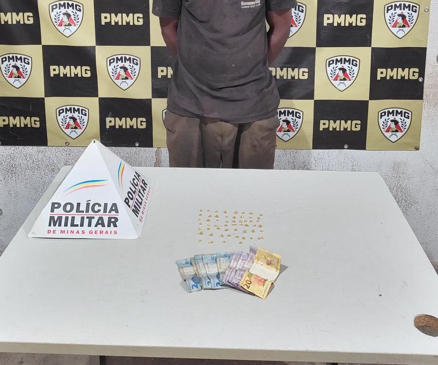 As drogas foram encontradas com a ajuda da equipe da GPCães. (Foto/Divulgação/PMMG)