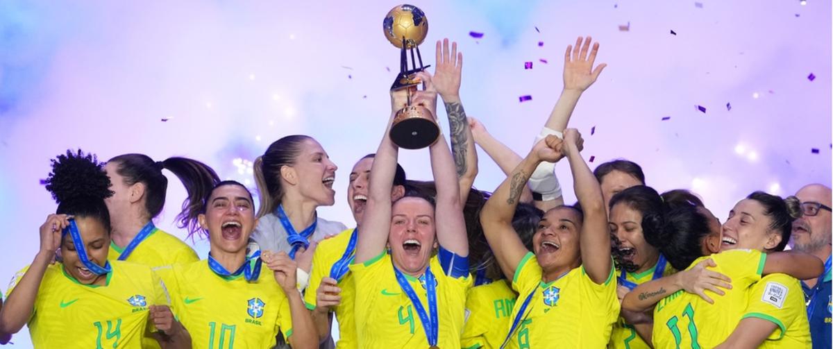 Amandinha, que já foi a melhor do mundo por oito vezes, aproveitou o rebote da goleira e ampliou. Débora Vanin aproveitou erro das adversárias e definiu o jogo (Foto/Reprodução)